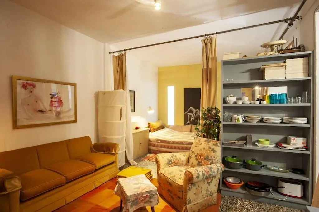 Greek Retro Decor & Wesanderson'S Movies Design Thessaloníki Lägenhet