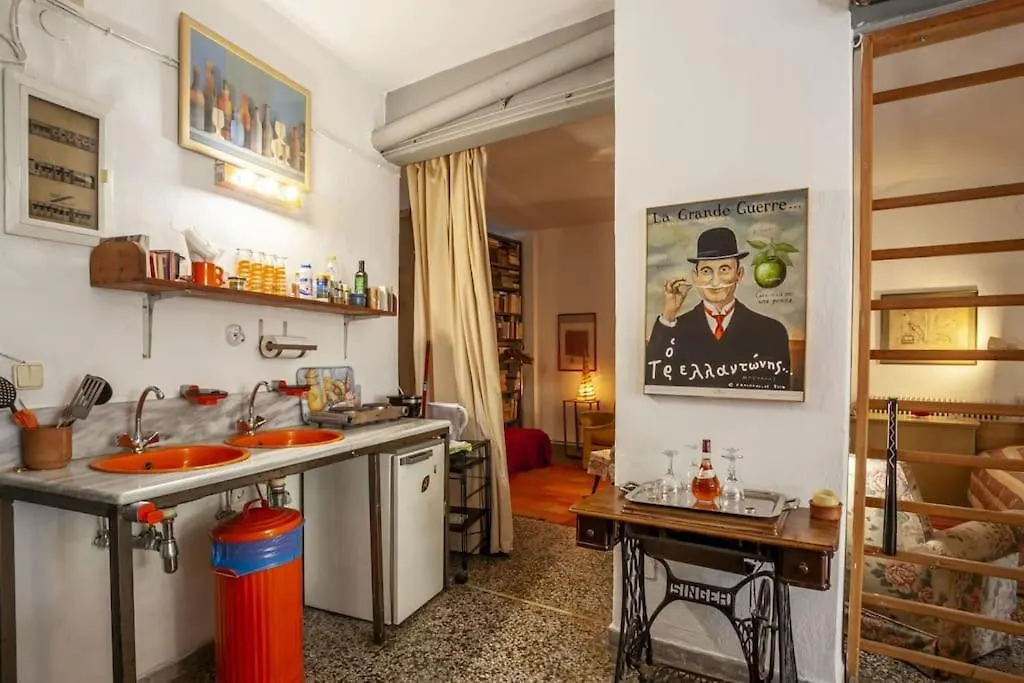 Greek Retro Decor & Wesanderson'S Movies Design Thessaloníki Lägenhet