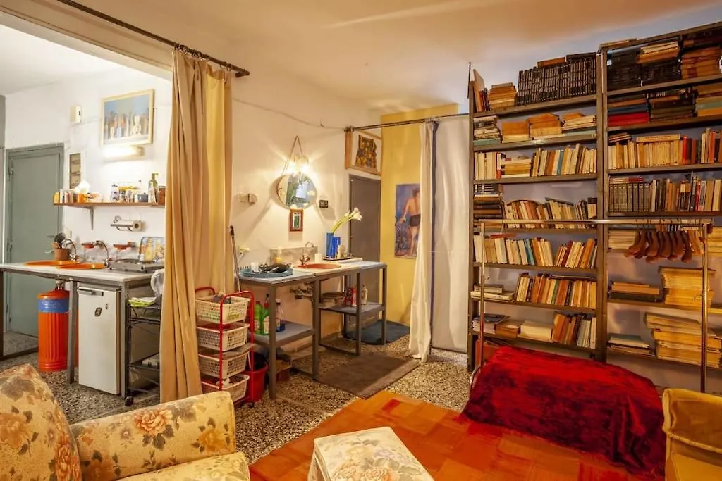 Greek Retro Decor & Wesanderson'S Movies Design Thessaloníki Lägenhet